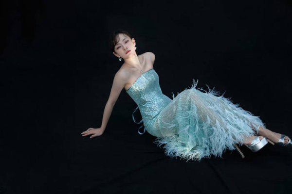 配资官网app 文淇新造型炸上热搜！齐刘海配亮片裙，00后审美杀疯了？